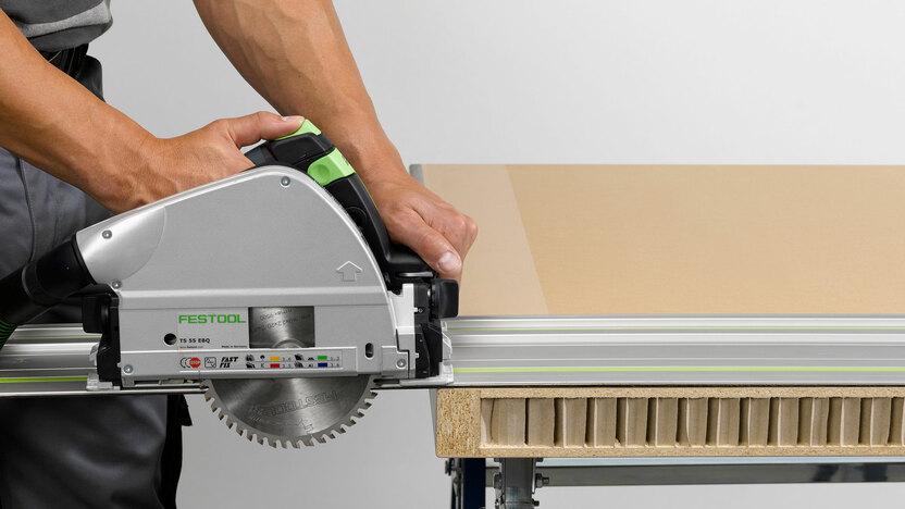 Kreissägearbeit an Dämmholz Zuschnitt einer Dämmholzplatte mittels Tischkreissäge