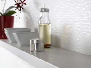 Detailaufnahme eines weißen Küchenregals Detailaufnahme eines schmalen weißen Küchenregals mit Dekoration