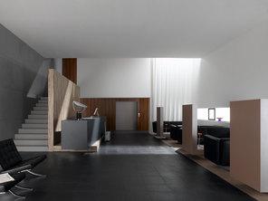 Hotelappartment Untergeschoss mit Holzmobiliar Hotelappartment Untergeschoss mit Holzmobiliar, dunklem Parkett und Treppenaufstieg