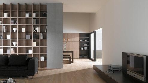 Offene Wohnraumimpression mit Einbauregal in Trennwand Offene Wohnraumimpression mit Einbauregal für Bücher und Dekoration in Trennwand mit hellem Holzboden