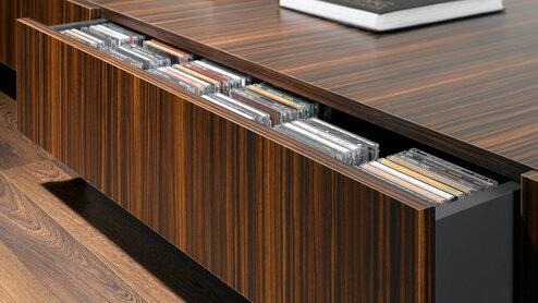 Detailaufnahme eines Sideboards mit Schublade Detailaufnahme eines lackierten Sideboards mit offener Schublade für CD-Aufbewahrung